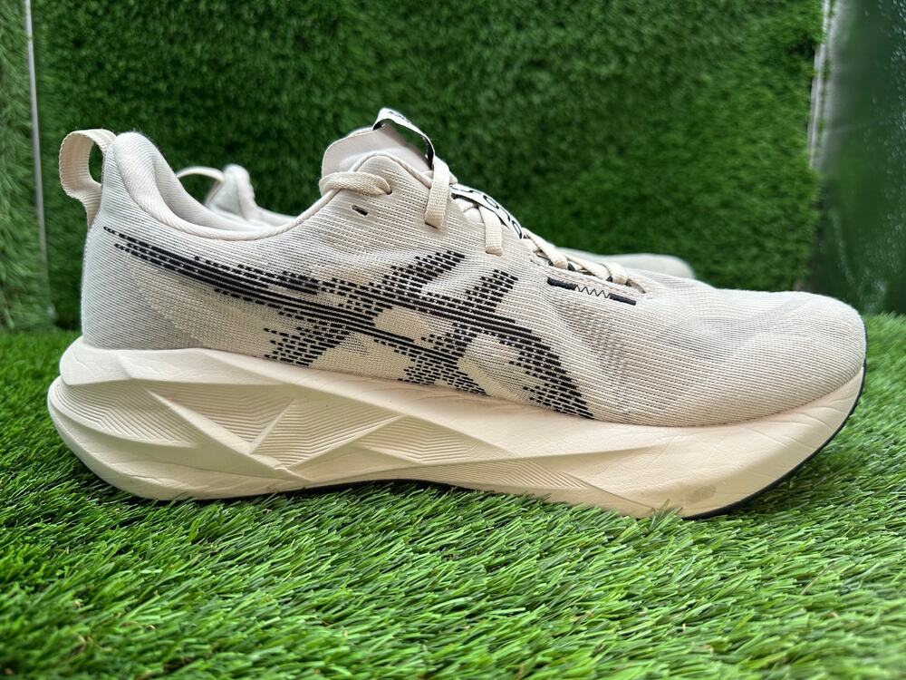 Asics Novablast 5 1011B974 Athletic Sneaker Men's 11.5 Beige Jacquard Training